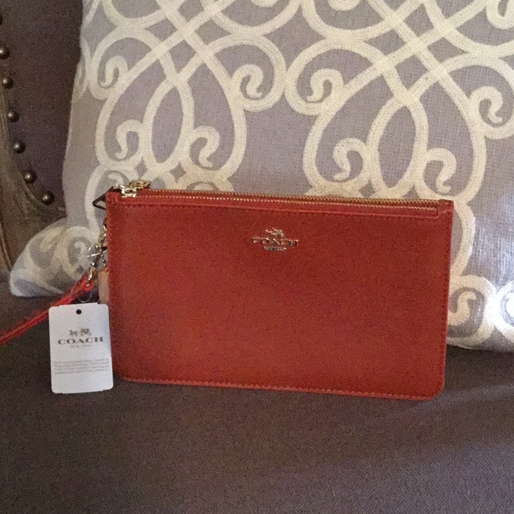 Clutch/wristlet
